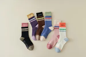 Professionelle rutschfeste Yogasocken für Damen, wadenlang mit gestreiftem Design.