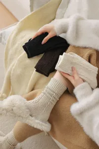 Primo piano di calzini in maglia treccia caldi e accoglienti per le giornate invernali.