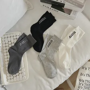 Calzini medi ricamati da donna in morbido cotone, comodi calzini casual autunnali.