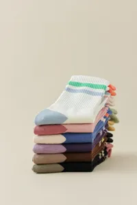 Bunte Baumwoll-Mittelrohrsocken für Damen, bequeme atmungsaktive gestreifte Freizeitsocken.