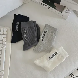 Vista dettagliata di calzini in cotone ricamati, design alla moda e comfort quotidiano.