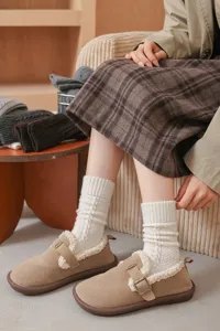 Calzini invernali in maglia grossa per donna, stile retrò accogliente, vista dettaglio.