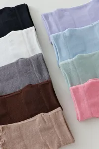 Multi-color ribbed yoga pilates toe socks, non-slip silicone sole athletic split toe socks.