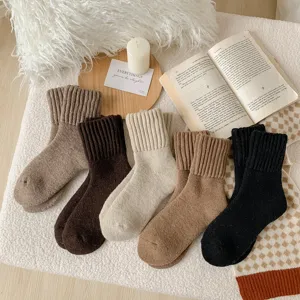 Detalle de calcetines de lana gruesos, diseño térmico de invierno de color sólido a media pantorrilla.