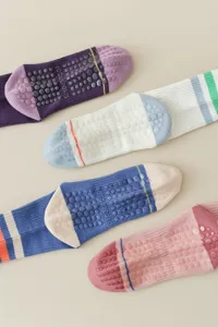 Nahaufnahme der farbigen Yoga-Grip-Socken mit rutschfesten Silikonsohlen und weichem Material.
