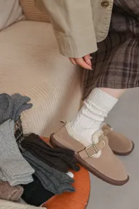 Dettaglio calzini in lana lavorati a maglia, perfetti per autunno inverno da donna.