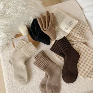 Calcetines de lana gruesa para mujer, cálidos y acogedores calcetines de invierno de tubo medio.