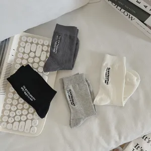 Calzini medi in cotone da donna con ricamo di lettere, stile autunno inverno alla moda trendy