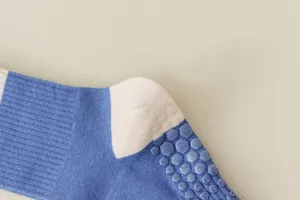Nahaufnahme Detail von rutschfesten Yogasocken mit Grip-Noppen und atmungsaktivem Stoff.