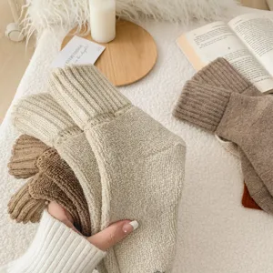Primer plano de calcetines gruesos de lana tejida, textura suave y cálida de invierno.