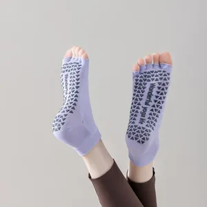 Non-slip yoga toe socks for women, breathable split-toe fitness pilates socks with grips.
