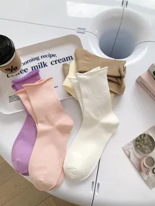Détail de chaussettes montantes à rebroussement colorées, douces et confortables au quotidien.