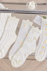 Weiße transparente Feinstrümpfe mit Blumenstickerei und Rübenrand, ultradünne Kristall Socken.