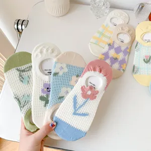 Cute summer mesh boat socks for women, thin cotton low-cut invisible anti-slip socks.