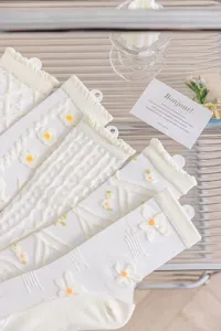 Transparente weiße Damensocken mit floralem Muster, ultradünne Feinstrümpfe für den Sommer.