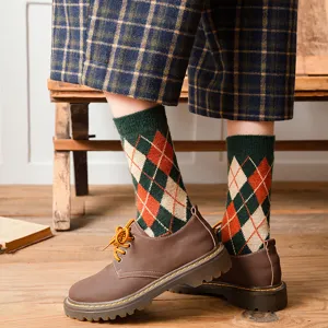 Wollene Karo-Socken für Damen, dicke britische Vintage Argyle Mid-Calf Socken für den Winter.