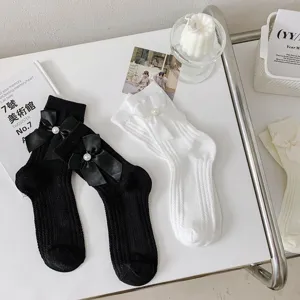 Chaussettes Lolita mi-mollet mignonnes avec nœud papillon élégant et perle, style japonais.