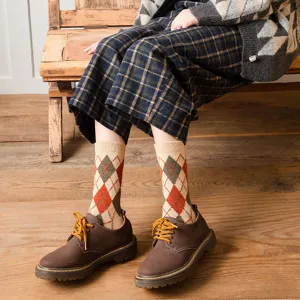 Damen Argyle Wolle Wadenstoempfe Vintage Retro Stil kombiniert mit Schuhen Hauptansicht