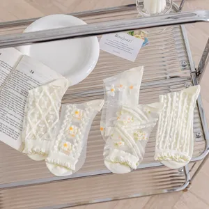 Detailansicht von transparenten weißen Blumen Kristall Mesh Socken, ultradünne Frühlingsstrümpfe.