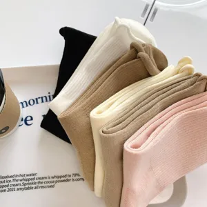 Vue rapprochée détaillée de chaussettes pour femmes à bord roulé en couleurs bonbon, douce.