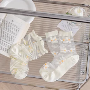 Weiß transparente Blumen Damen Socken, Sommer ultradünne Kristall Netz Socken Detailansicht.