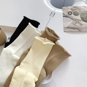 Chaussettes femme unies à bord roulé style japonais, vue détaillée de chaussettes.