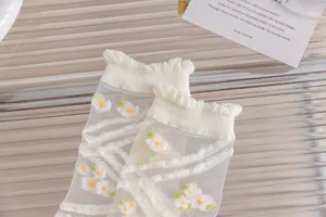 Transparente weiße Kristall Socken mit zarter Blumenstickerei und Rüschenbündchen für Damen.