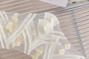 Weiße transparente Netzsocken mit zarter Blumenstickerei, ultraemine Sommer Kristall Strümpfe.
