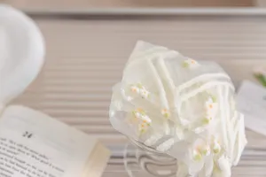 Transparente weiße Blumen-Kristallsocken Detailansicht, ultra dünne Sommer Mesh Socken.