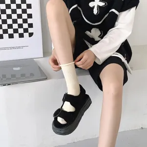 Chaussettes unies style japonais pour femme avec sandales compensées pour le printemps.