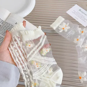 Transparente weiße Kristallstrümpfe mit zarter Blumenstickerei, süße Wadenstrümpfe.