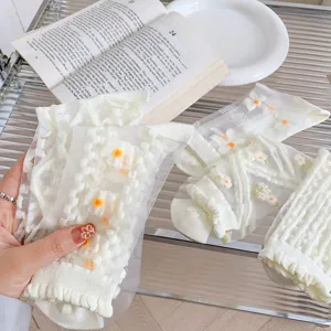 Weiße transparente Kristallsocken mit süßer Gänseblümchen-Stickerei für den Frühlingsstil.