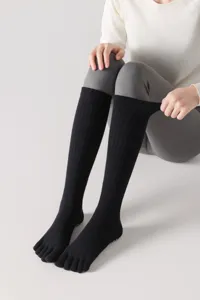 Black five-toe yoga socks for women, professional non-slip knee-high Pilates socks.