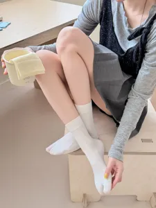 Detail view of ultra-thin women's split-toe socks in white, perfect for Japanese geta.