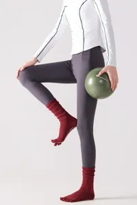 Calzini da yoga antiscivolo a cinque dita da donna, calze rosse da Pilates alte a metà polpaccio.