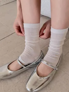 Nahaufnahme der einfarbigen kurzen atmungsaktiven Sommersocken für Damen in eleganter Detailansicht.