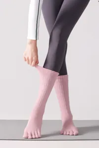 Calzini da yoga rosa a cinque dita per donne, antiscivolo per pilates e fitness sport.
