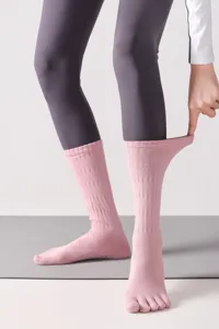 Calzini da yoga a cinque dita rosa con puntini antiscivolo, design elasticizzato fitness.