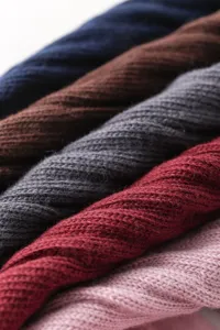 Primo piano della texture del tessuto in maglia a coste morbida in vari colori per calzini.