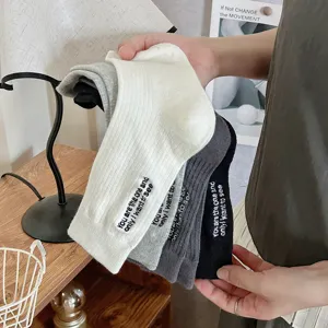 Calzini medi di cotone ricamati con lettere da donna per autunno inverno casual moda.