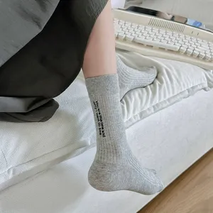 Calze medie in cotone grigio ricamate con lettere da donna, moda autunno inverno casual.