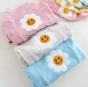 Gemütlicher Fleecepullover für Haustiere mit süßem Sonnenblumen-Stickmuster für Hunde.