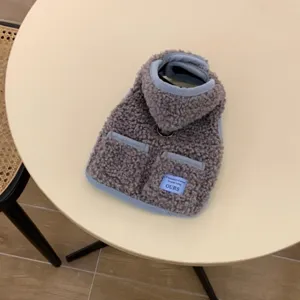 Détail de gilet d'hiver en polaire pour animal de compagnie, vêtement chaud pour petit chien
