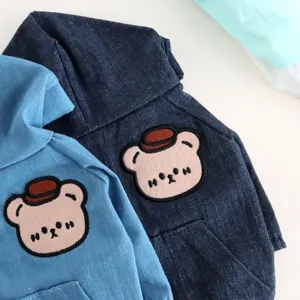 Detalle de la sudadera vaquera para mascotas con bonito parche de oso para perros pequeños.