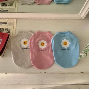 Detailansicht von süßem Smiley Sonnenblumen Haustier Fleece Sweatshirt für Hunde und Katzen.