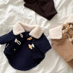Vue détaillée du manteau polaire pour animaux avec col moutonné et boutons olive en hiver.