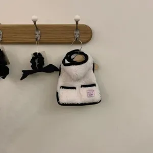 Vue détaillée du gilet à capuche en polaire d'hiver pour petits chiens et chats.