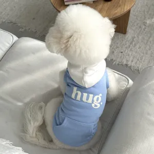Dettaglio felpa con cappuccio per animali, felpa per cani blu e bianca con tasca, comoda