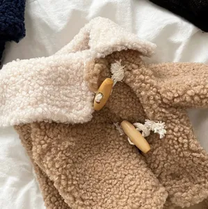 Gros plan détaillé du manteau polaire chaud pour animaux avec boutons confortables et texture.