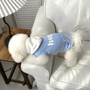 Primo piano dettagliato di un cane adorabile che indossa una felpa con cappuccio azzurra.